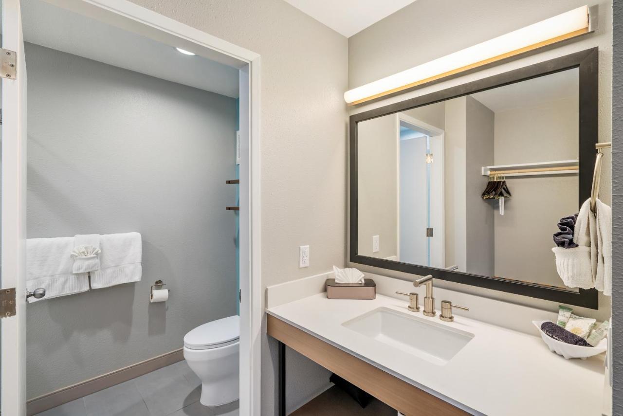 Hotel Shoreline Inn...on The